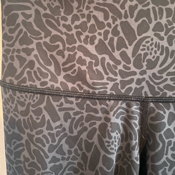 Lululemon patterned legging size 6 - Picture 3 of 3
